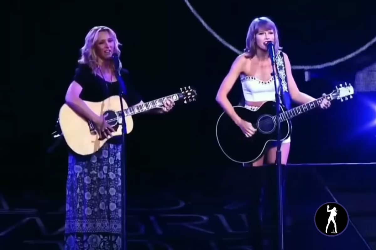 taylor swift and lisa kidrow singing smelly cat