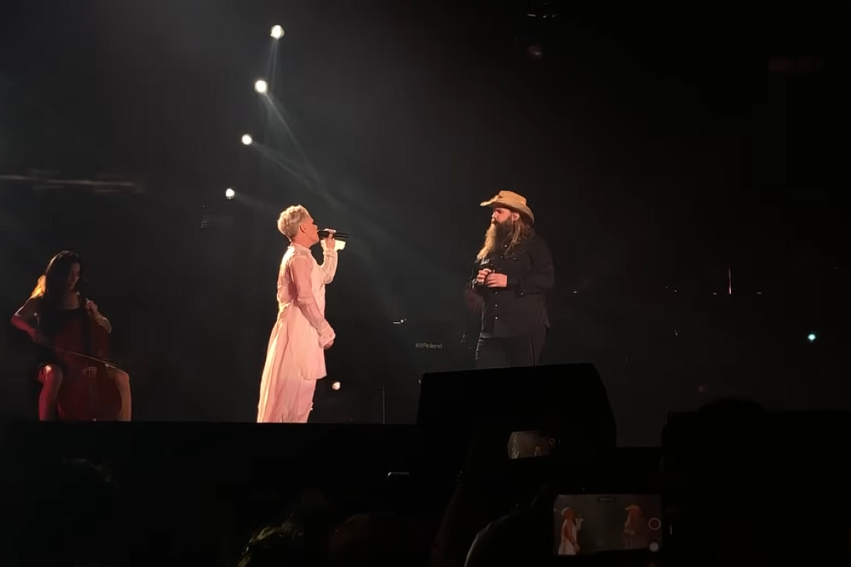 Chris Stapleton and P!nk singing on stage