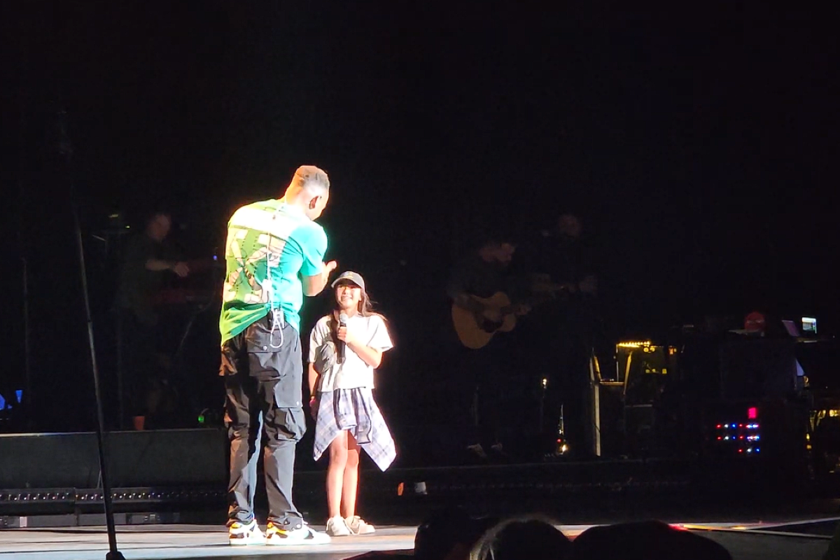 kane brown singing with young fan on stage