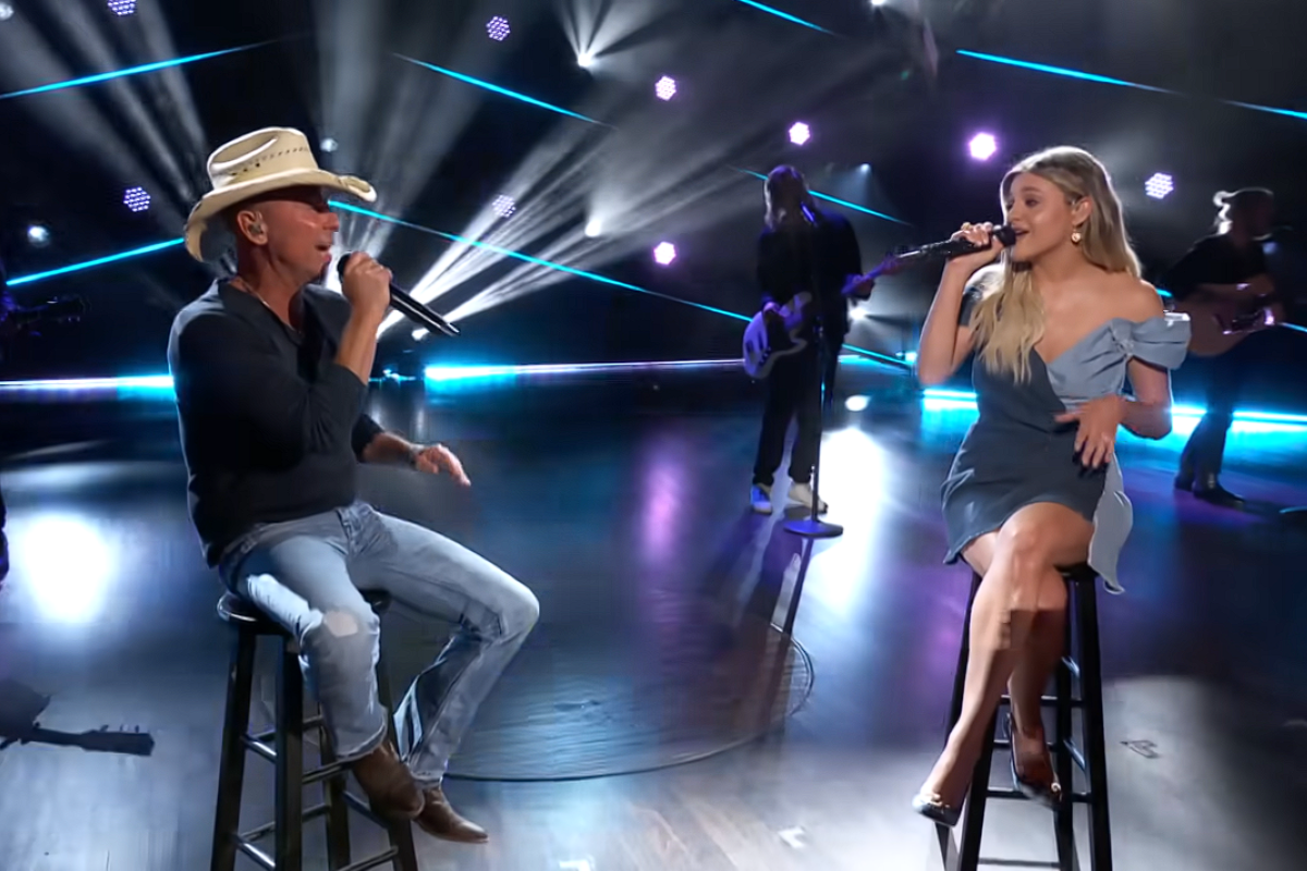 Kenny Chesney and Kelsea Ballerini performing at the CMA Awards