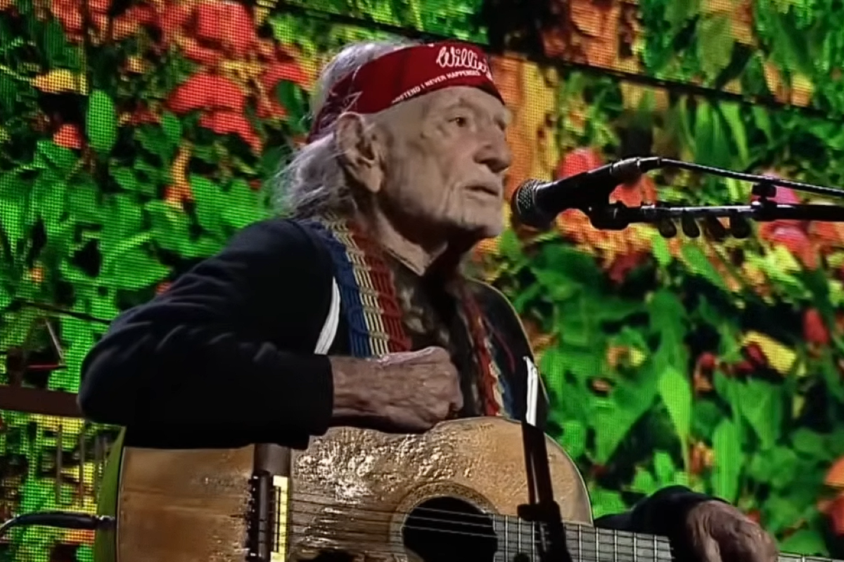 willie nelson singing and playing guitar