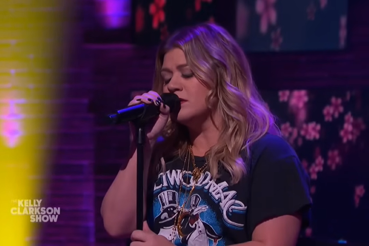 Kelly Clarkson singing into microphone