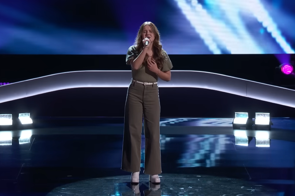 Sydney Sterlace singing on The Voice