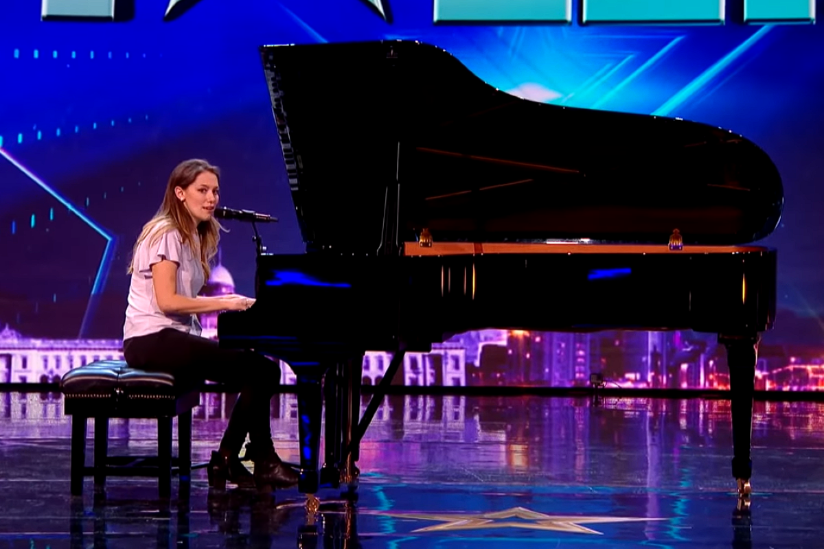 Tara Jamieson singing and playing piano