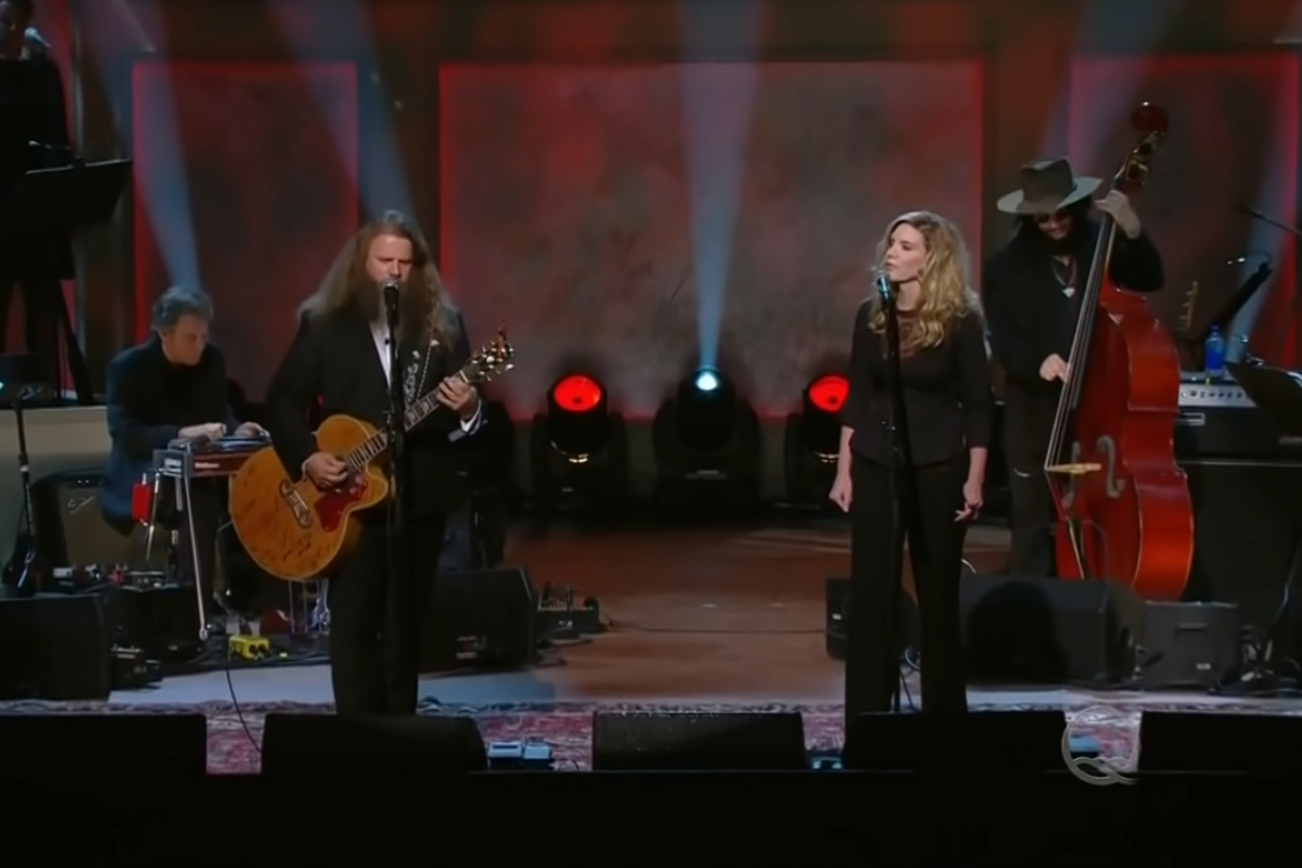 Jamey Johnson and Alison Krauss singing on stage