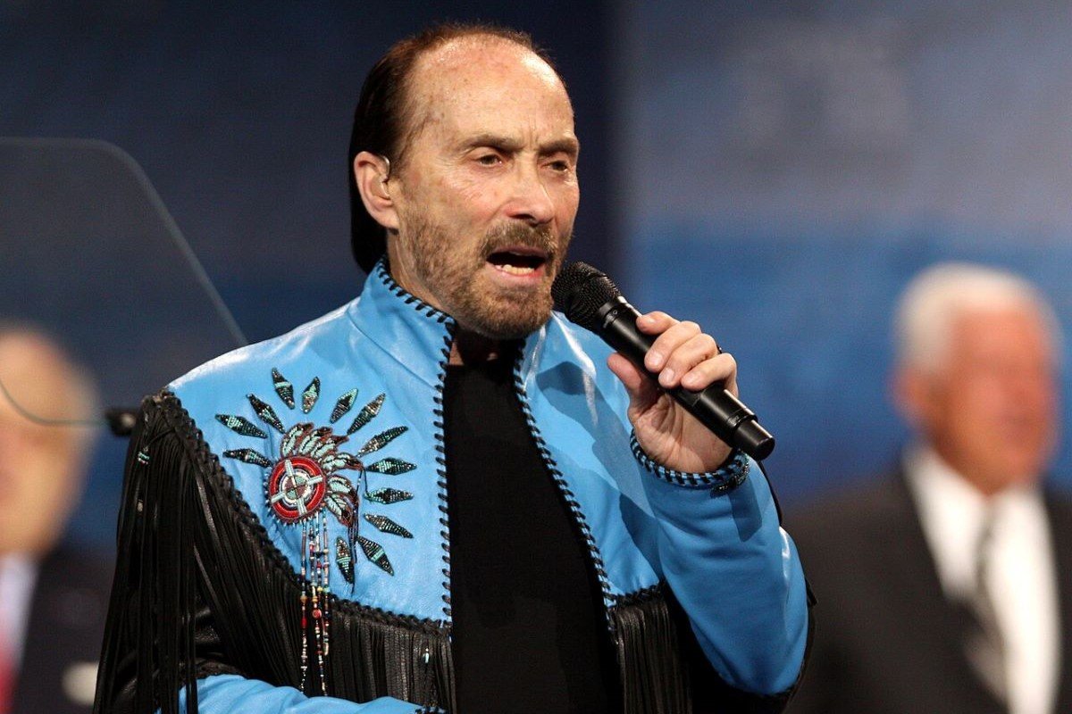 lee greenwood singing into microphone