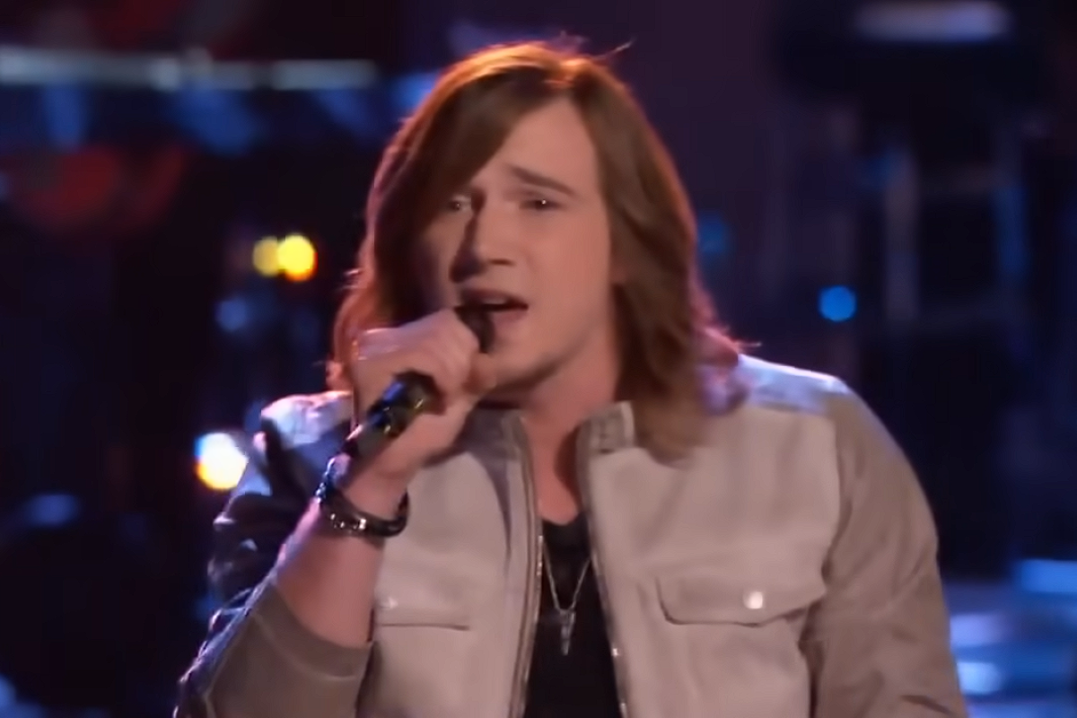 Morgan Wallen singing into microphone