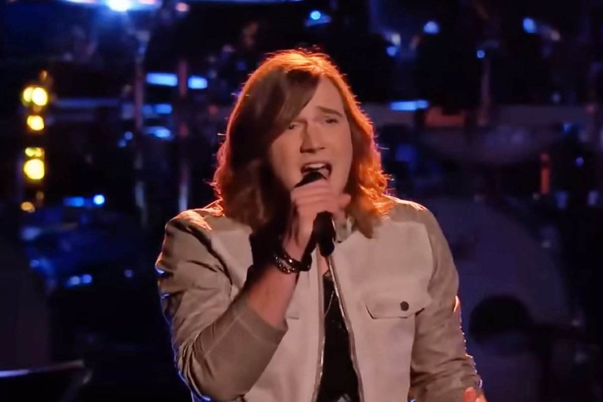 Morgan Wallen singing on The Voice