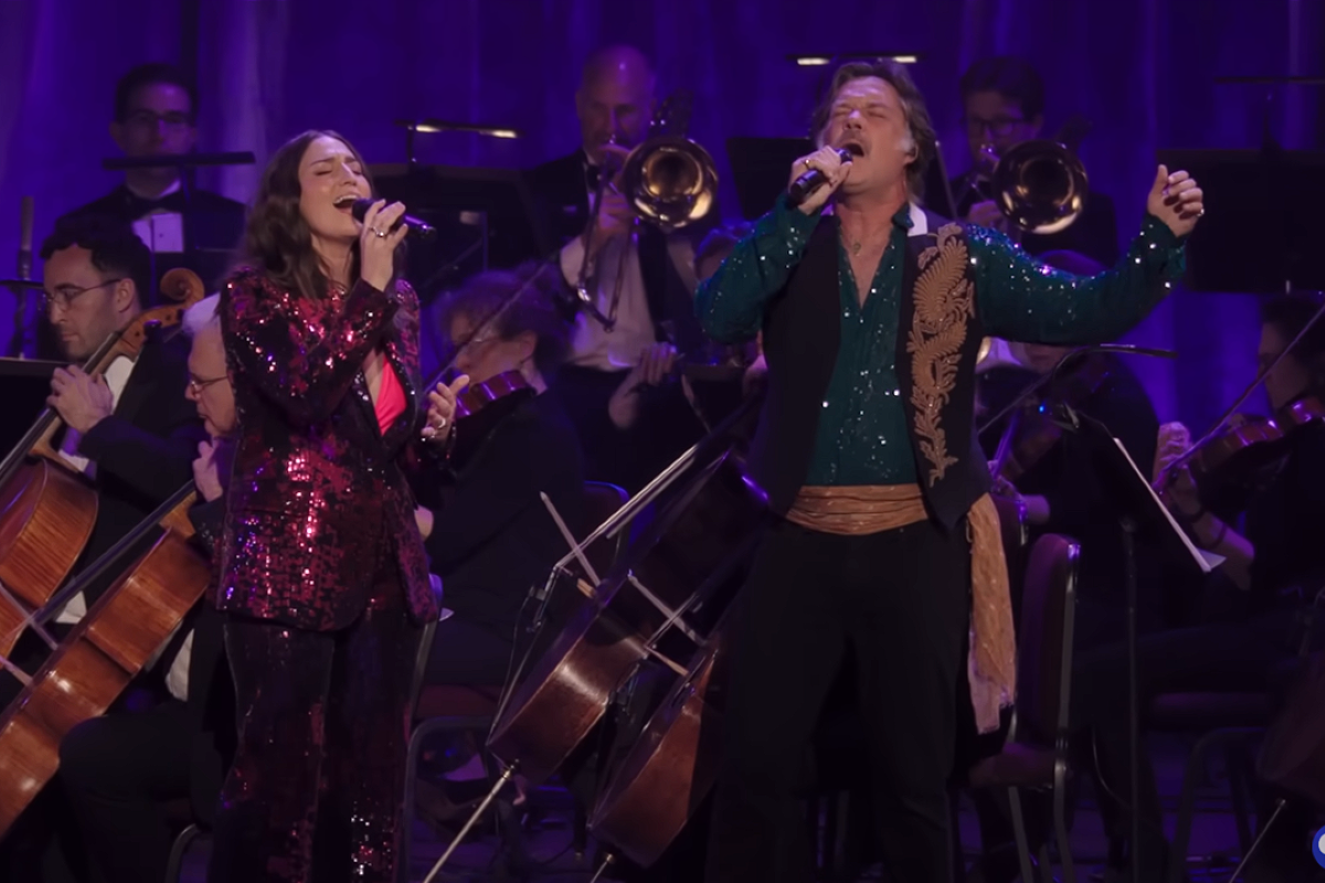 Sara Bareilles and Rufus Wainwright singing together