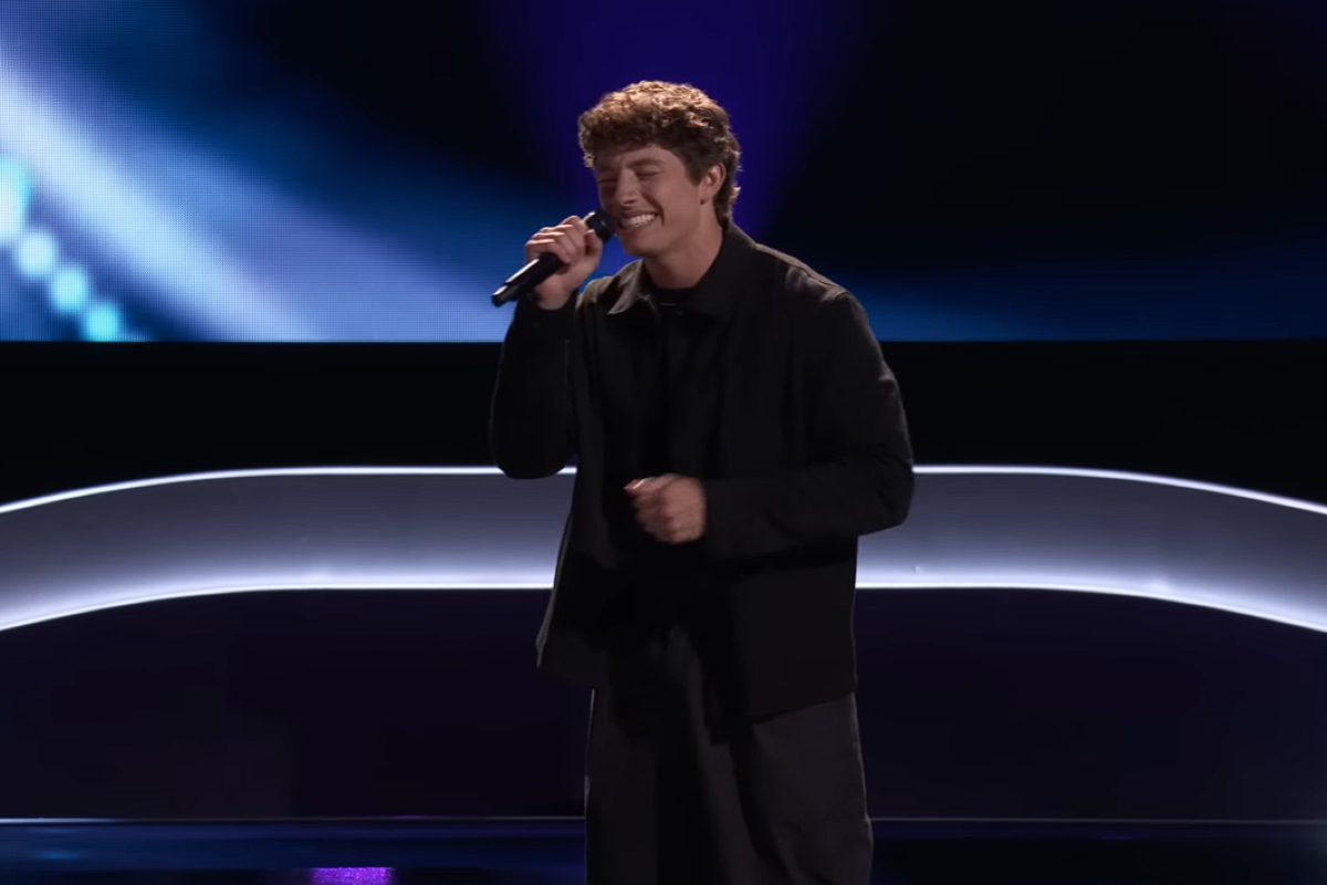 Britton Moore performing "Yellow" on The Voice