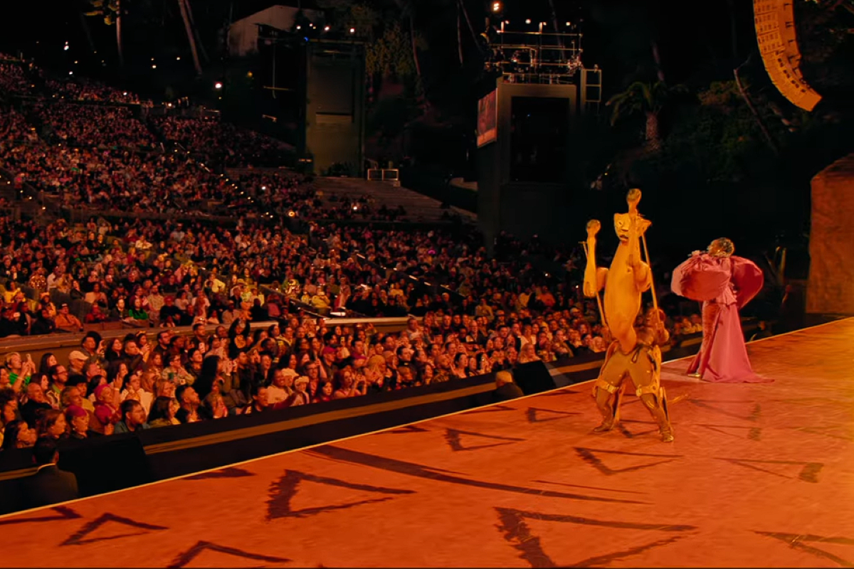 Jennifer Hudson singing on stage with a lion