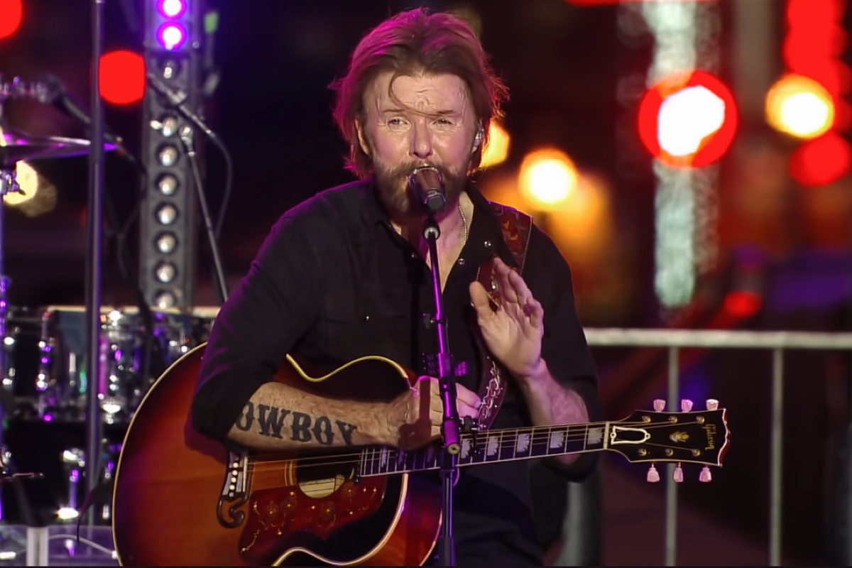 Ronnie Dunn singing into microphone