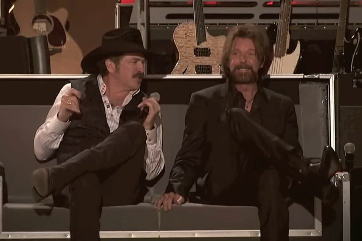 Brooks & Dunn watching George Straight perform