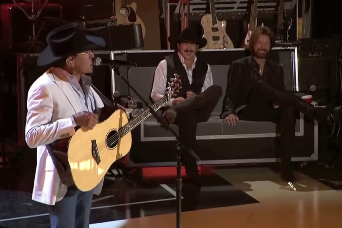 George Straight and Brooks & Dunn on stage